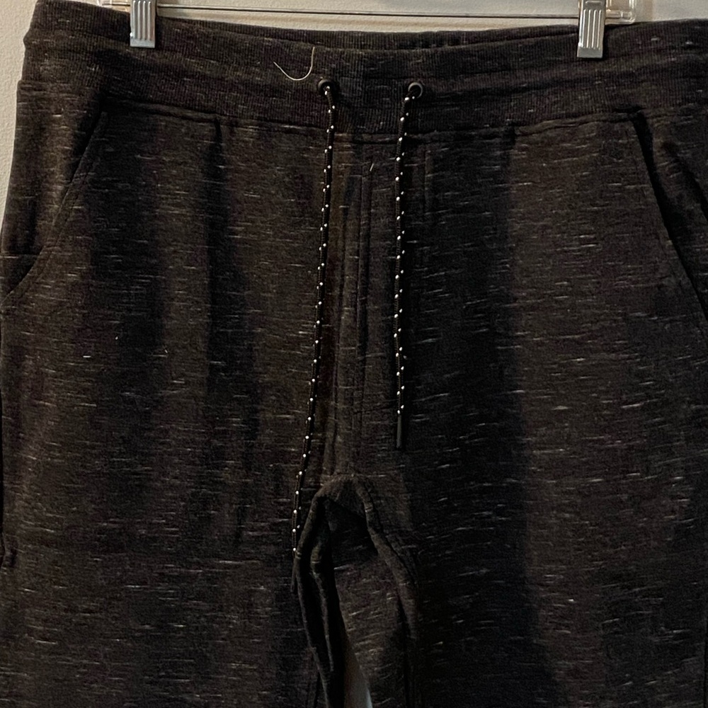 Rebel Canyon charcoal heather joggers size large. Pockets with tapered leg. New
